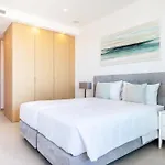Seabreeze - Luxury Poolside Oasis