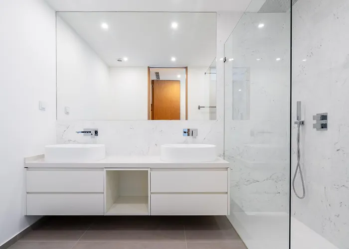 Seabreeze - Luxury Poolside Oasis * Lagos