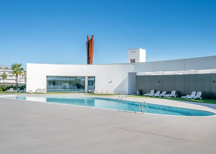 Seabreeze - Luxury Poolside Oasis