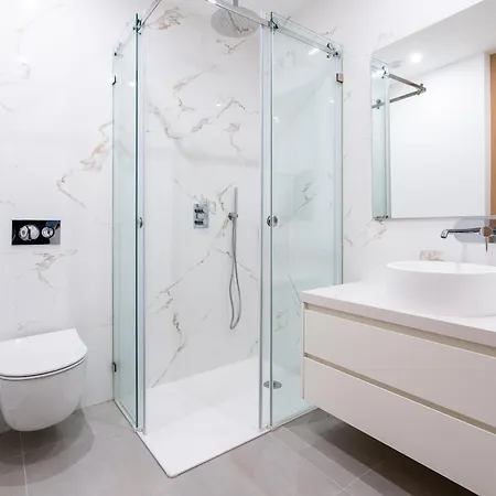 Seabreeze - Luxury Poolside Oasis