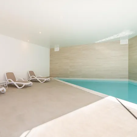 Appartement Seabreeze - Luxury Poolside Oasis *