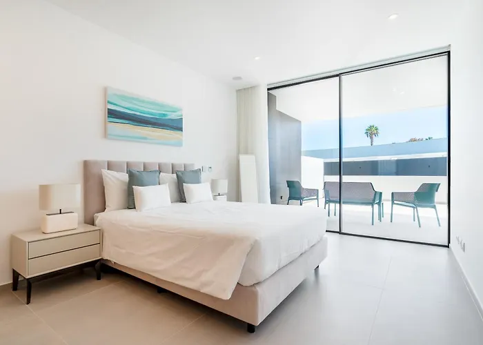 Seabreeze - Luxury Poolside Oasis Lagos