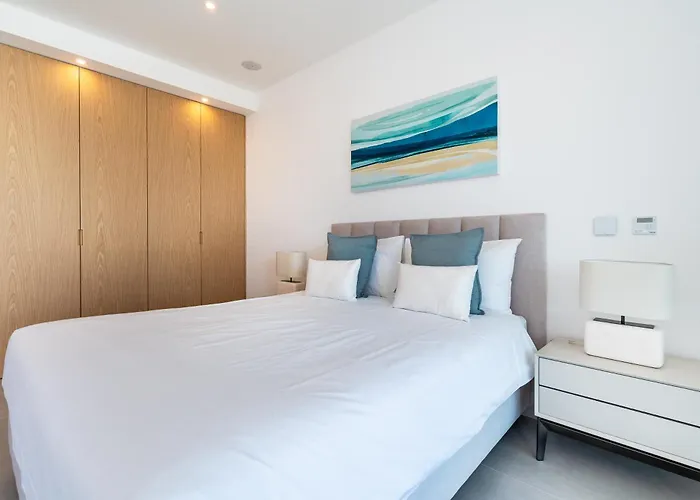 Apartment Seabreeze - Luxury Poolside Oasis *