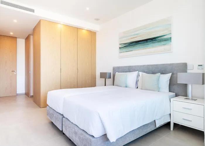 Seabreeze - Luxury Poolside Oasis