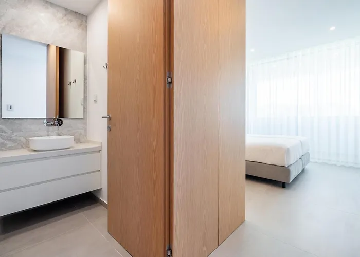 Apartment Seabreeze - Luxury Poolside Oasis Lagos