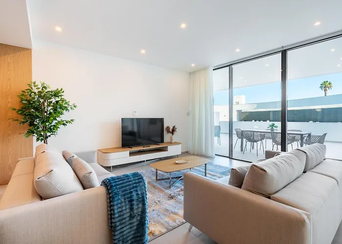 Seabreeze - Luxury Poolside Oasis Apartment *