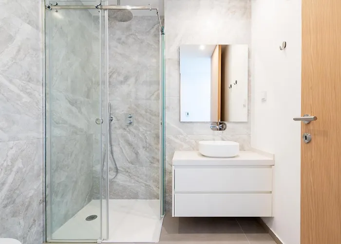 Seabreeze - Luxury Poolside Oasis Apartment