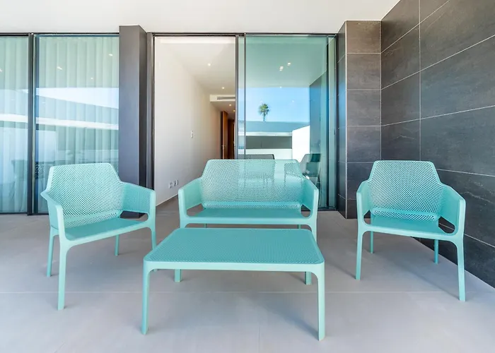 Apartment Seabreeze - Luxury Poolside Oasis *