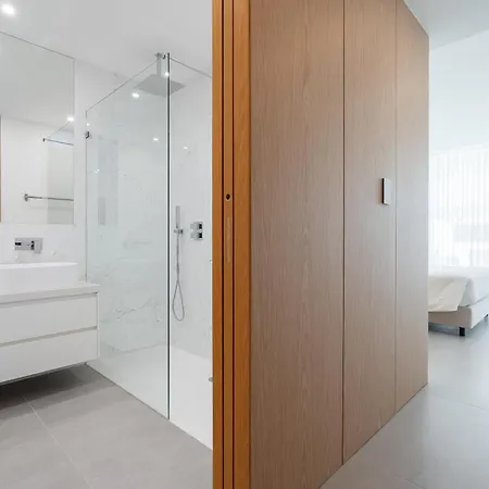 Seabreeze - Luxury Poolside Oasis