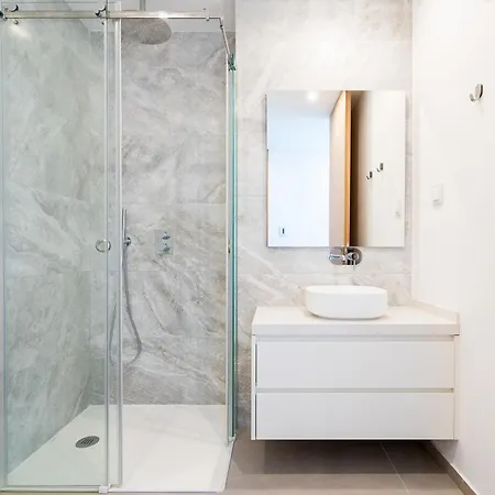Seabreeze - Luxury Poolside Oasis Apartment