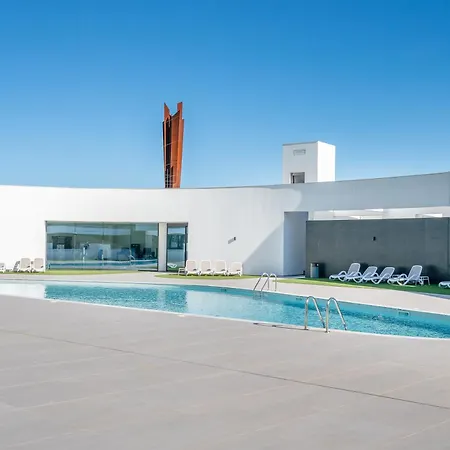 Seabreeze - Luxury Poolside Oasis