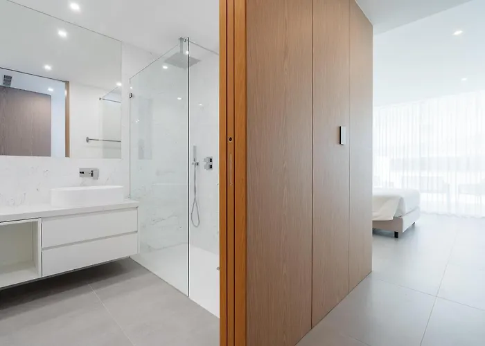 Seabreeze - Luxury Poolside Oasis