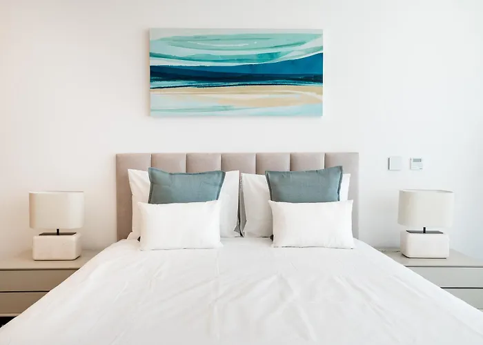 Seabreeze - Luxury Poolside Oasis アパート *