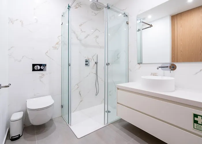 Seabreeze - Luxury Poolside Oasis