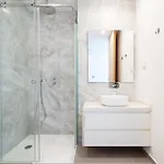 Seabreeze - Luxury Poolside Oasis Apartment